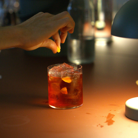 Cerchi un aperitivo diverso a Torino? Partiamo dal Negroni.